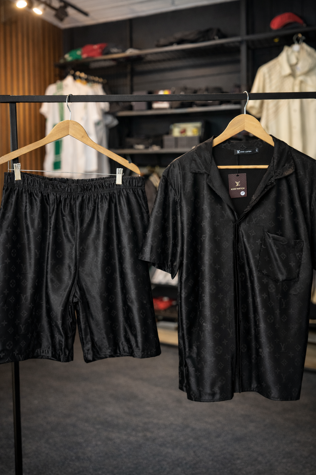 LOUIS VUITTON Conjunto em seda com logo em jacquard