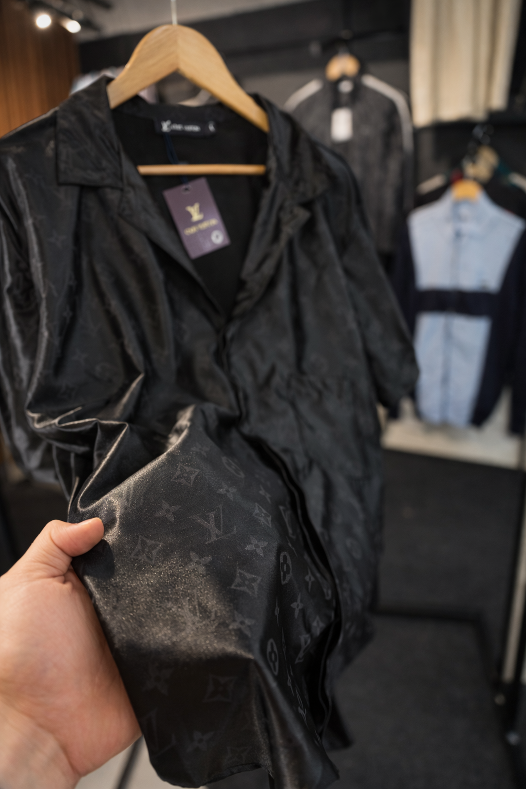 LOUIS VUITTON Conjunto em seda com logo em jacquard