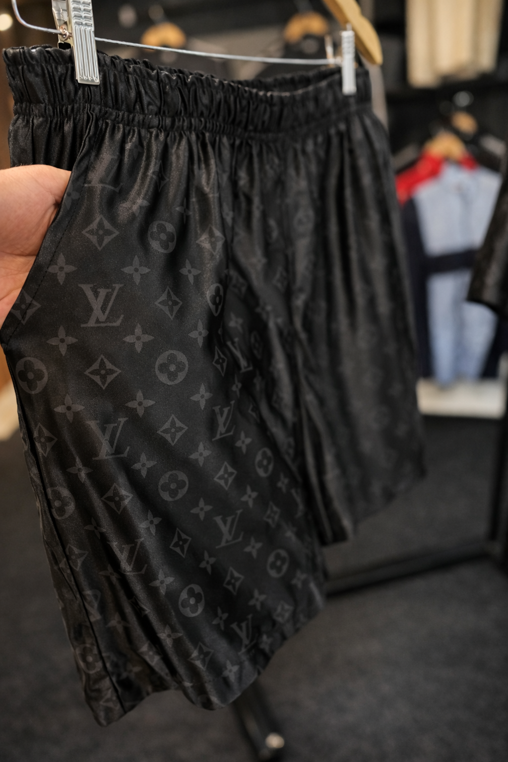 LOUIS VUITTON Conjunto em seda com logo em jacquard